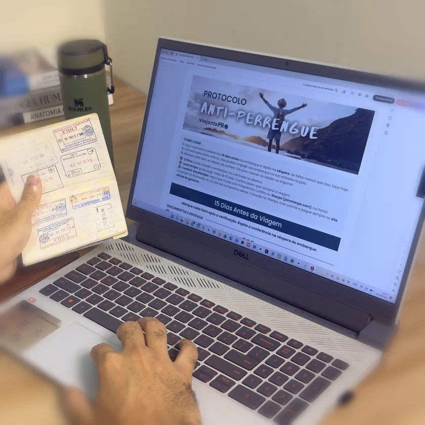 Notebook com o Checklist Anti-Perrengue aberto e passaporte na mão
